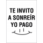 Lámina de vinilo decorativo con la frase positiva 'Te invito a sonreír, yo pago' en caligrafía elegante