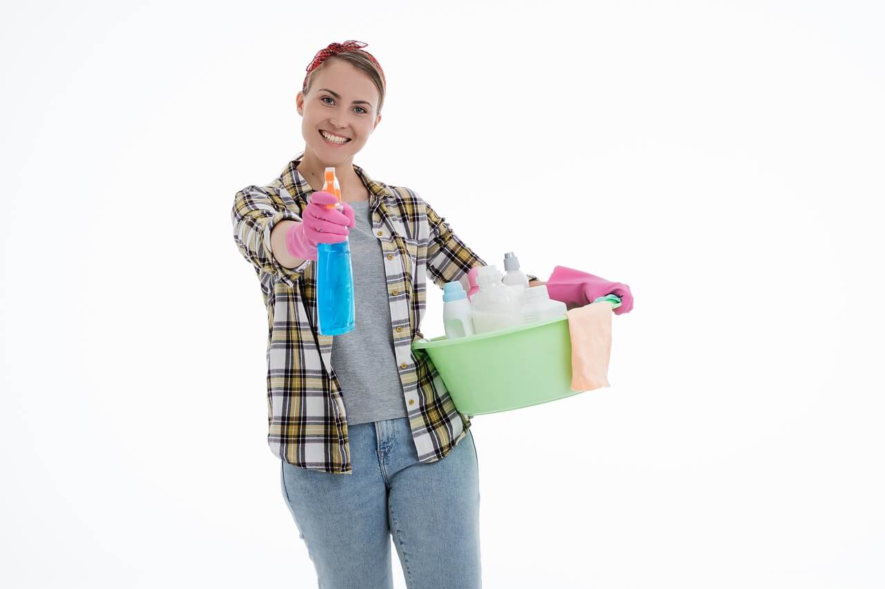 mujer limpieza casa
