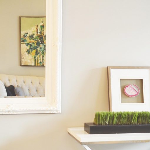 marco y espejo en una decoración con cuadros y laminas