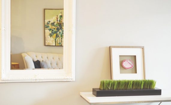 marco y espejo en una decoración con cuadros y laminas