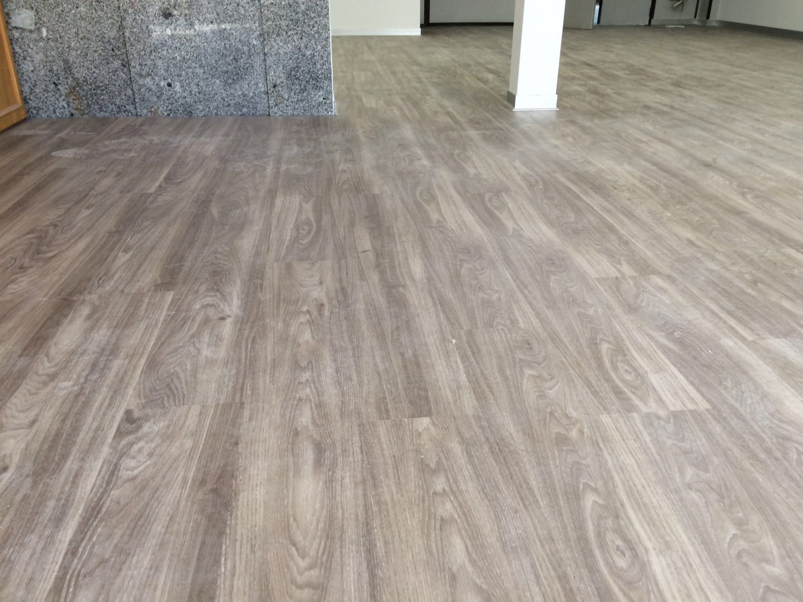 Restauraciones-en-naves-con-suelo-Vinilico-para-oficinas-de-nave-industrial-en-Getafe-1